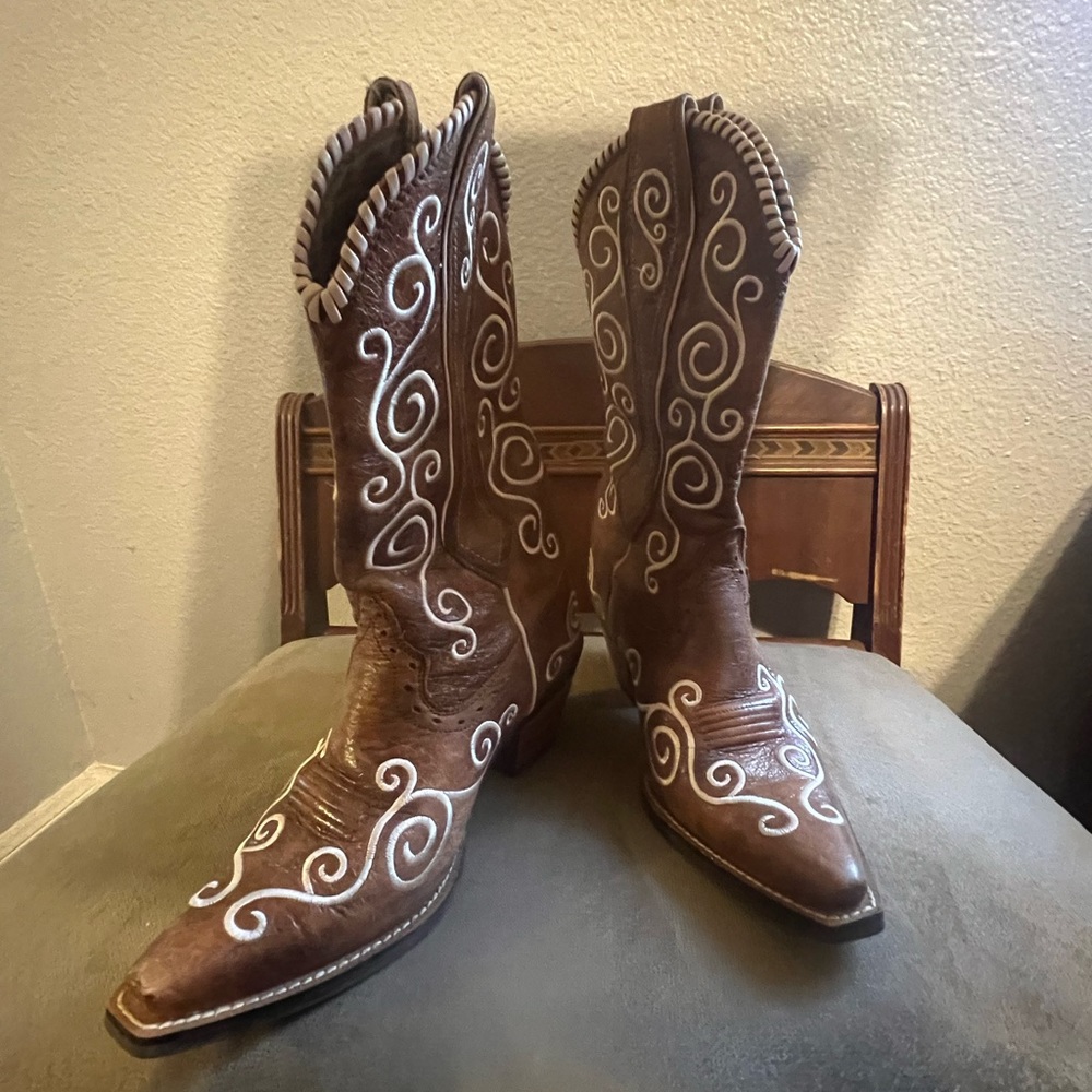 Women’s Ariat Cowgirl Western Boots Size 6 - Brown embroidered in white